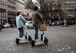 Trottinettes électriques : ces comportements à risques qui multiplient les accidents