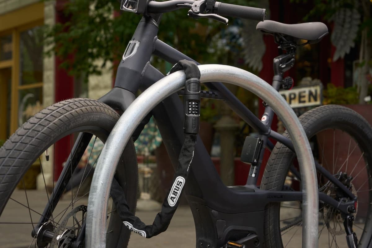 Antivol chaîne Abus 8808C attachant un vélo à un arceau sécurisé en ville