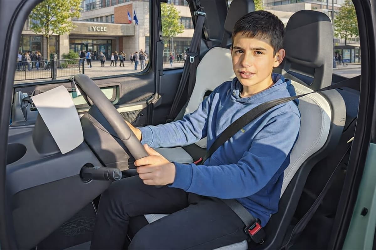 Adolescent attaché avec ceinture au volant d’une voiture sans permis devant un lycée