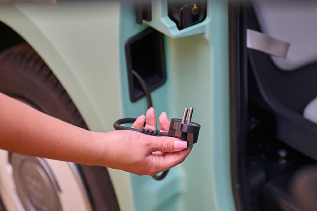 Prise domestique branchée à une Fiat Topolino électrique