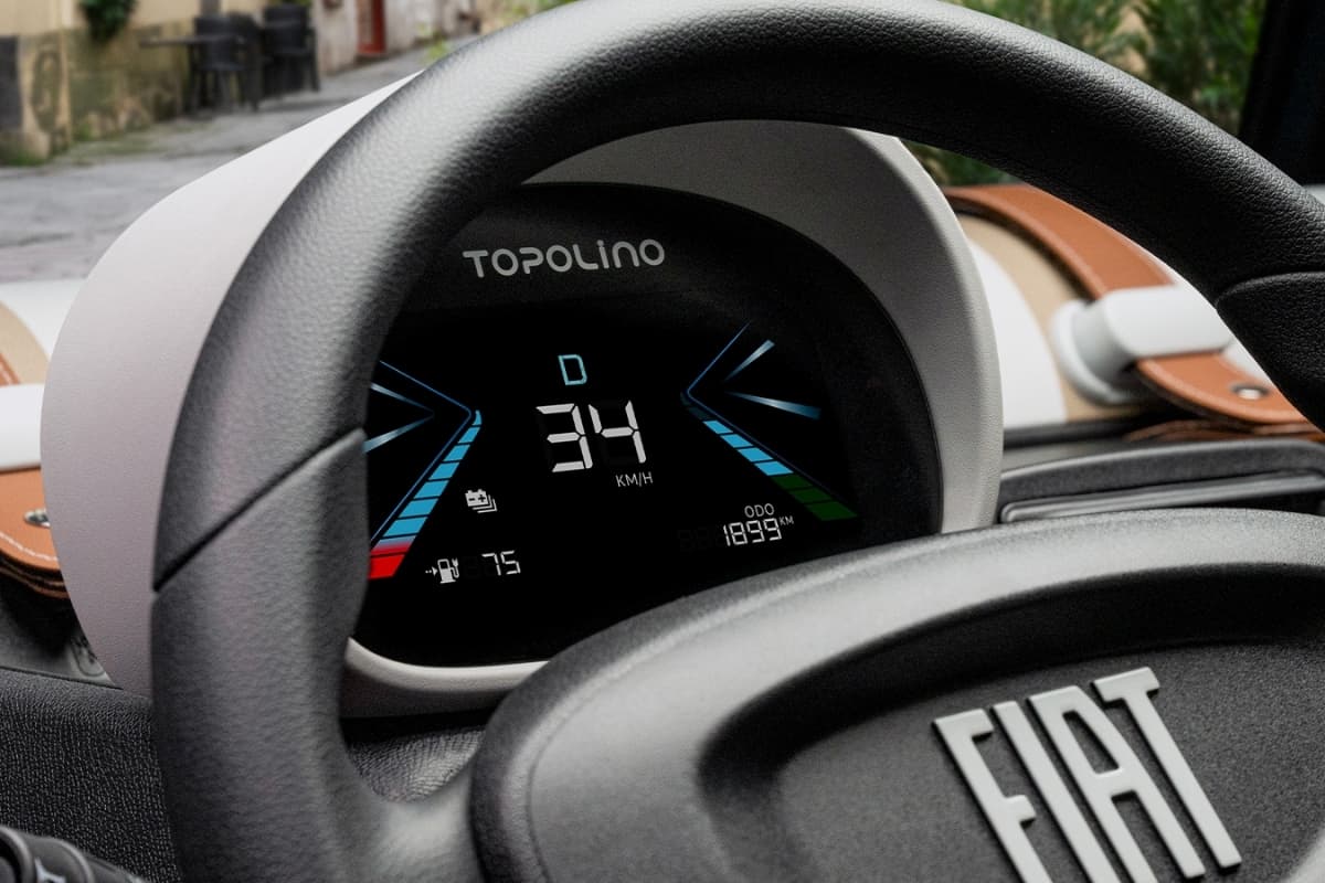 Tableau de bord d’une voiture sans permis électrique Fiat Topolino affichant la vitesse