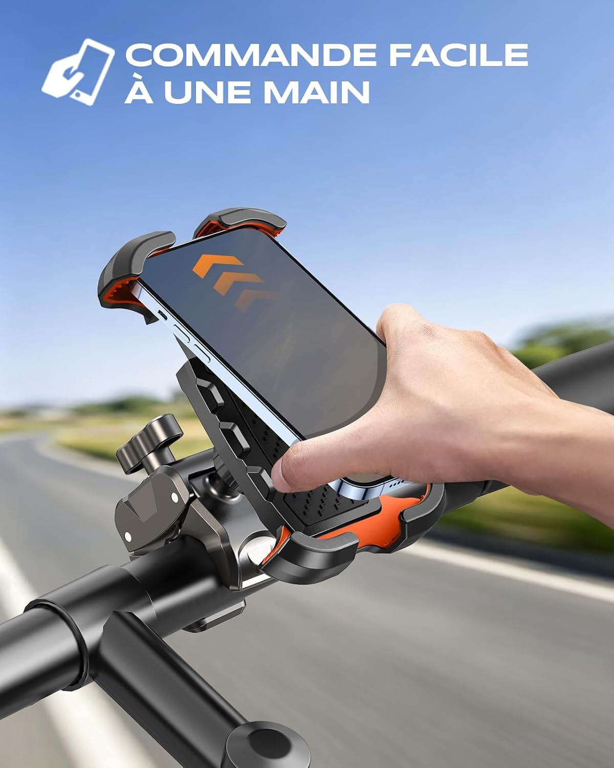 insertion d'un smartphone à une main dans le support vélo Cirycase à verrouillage