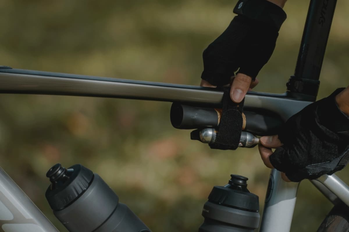 Trousse Topeak Ratchet’n Roll Pro fixée sur un cadre de vélo lors d’une sortie