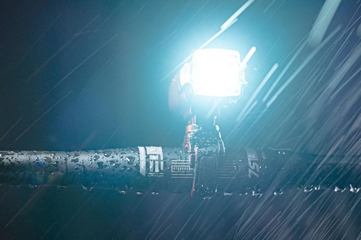 Phare avant Zéfal Supervision F1500 éclairant sous la pluie lors d’un test nocturne