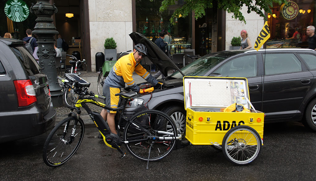 L’ADAC teste avec succès le dépannage auto en vélo électrique