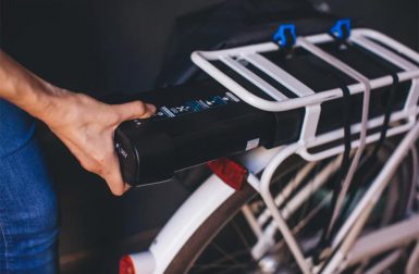 A Lyon, Decathlon contrôle et répare les batteries des vélos électriques