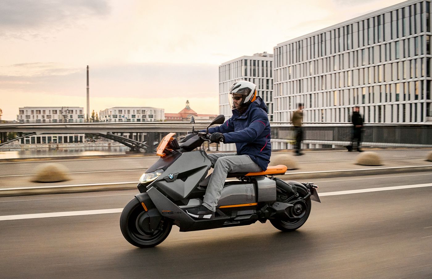 BMW CE 04 : le nouveau maxi-scooter électrique en détail