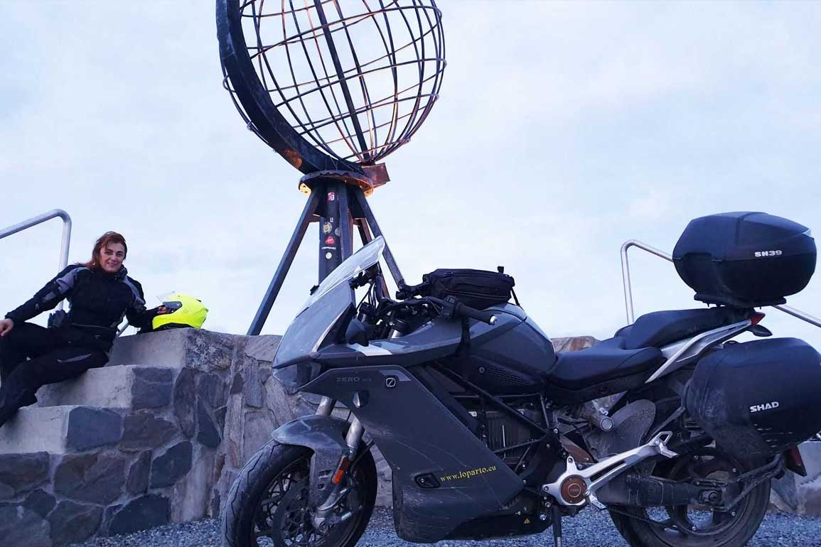 Elle rejoint le Cap Nord en moto électrique