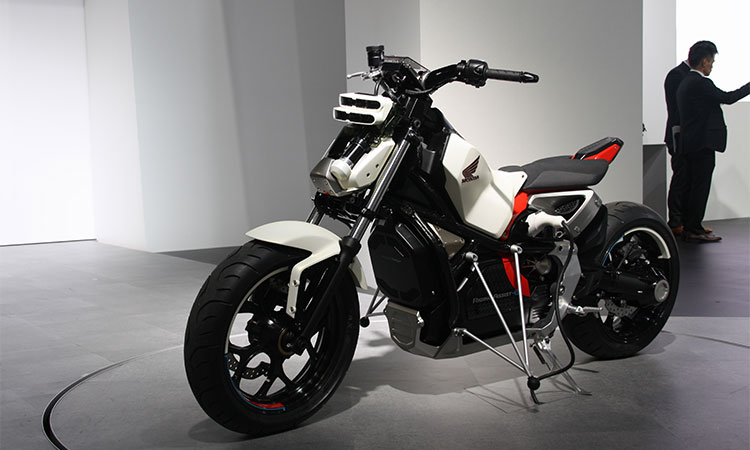 Honda Riding Assist-e : la moto électrique auto-équilibrée révélée à Tokyo