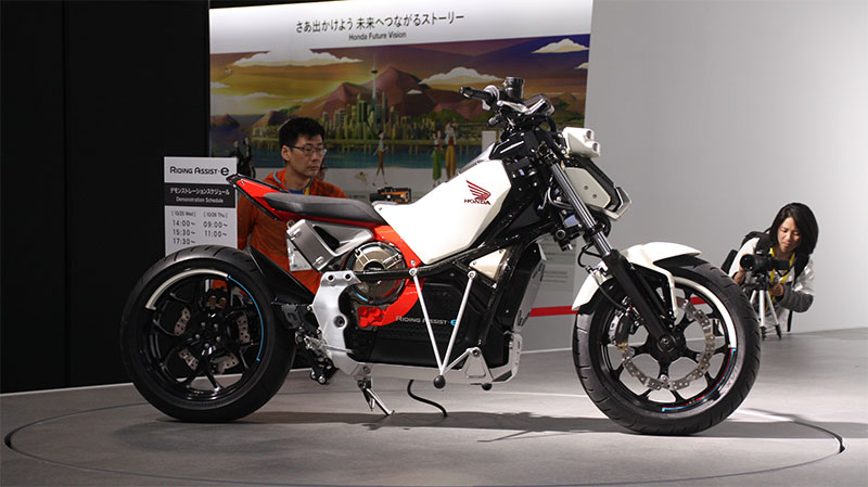 Honda Riding Assist-e : la moto électrique auto-équilibrée révélée à Tokyo  - Cleanrider