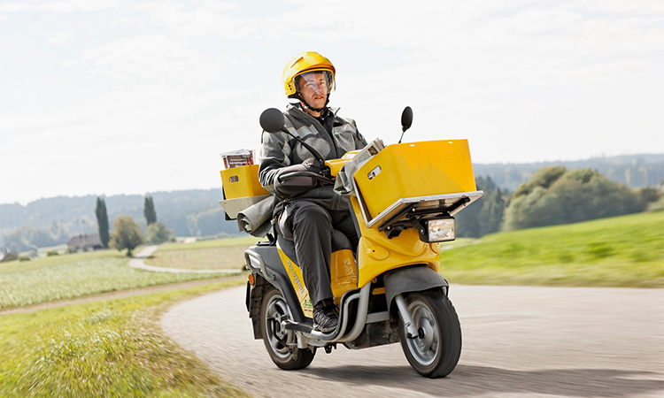 Une flotte de scooters 100 % électrique pour la poste suisse