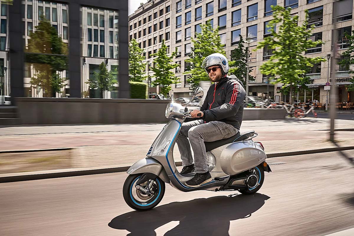 Paris : stationnement gratuit pour les motos et scooters électriques