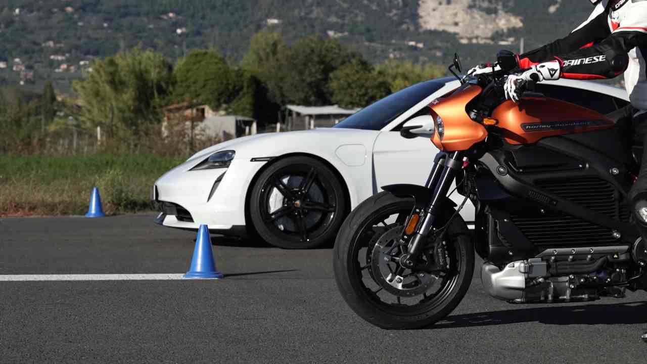 Moto électrique : la Harley-Davidson Livewire face à la Porsche Taycan