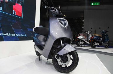 C1 et C1S : les nouveaux scooters électriques de Yadea en direct de EICMA