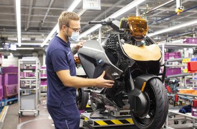 BMW CE 04 : le maxi-scooter électrique entre en production