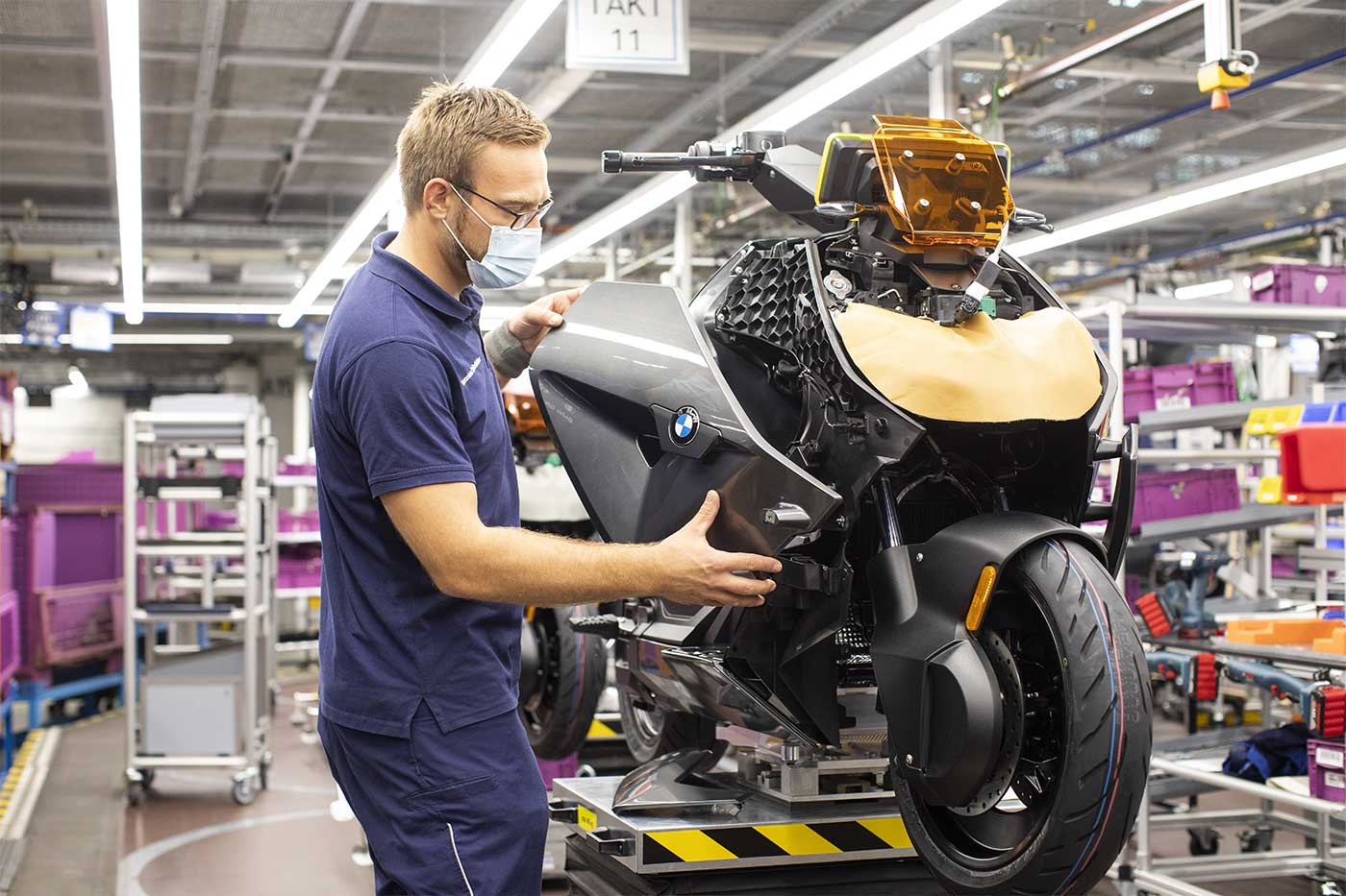 BMW CE 04 : le maxi-scooter électrique entre en production