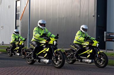 A la COP26, les policiers patrouillent en motos électriques !